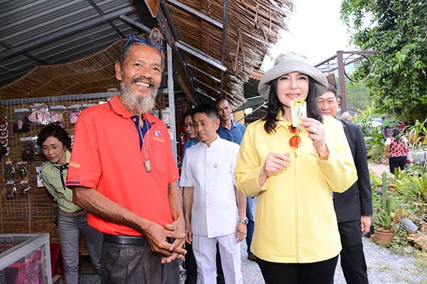 ชาวคีรีวงโชว์ผลผลิตสมุนไพรพื้นถิ่น