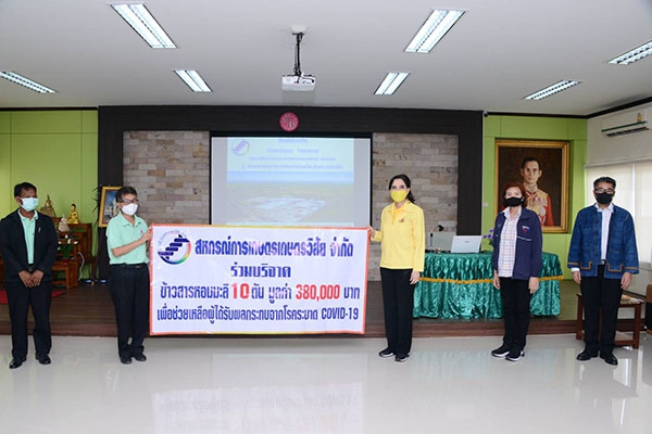 รมช.มนัญญาตรวจเยี่ยมเกษตรวิสัยข้าวทุ่งกุลาฯ