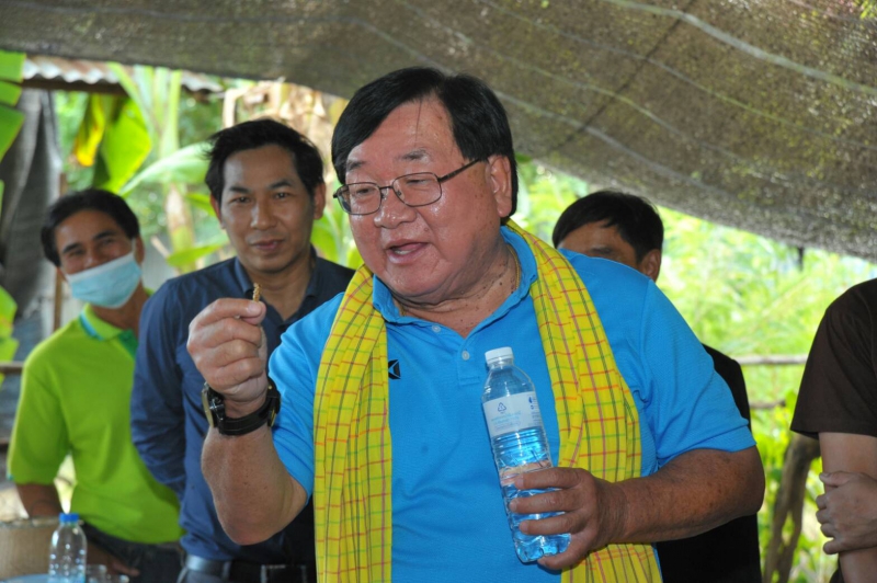 ‘รมช.ประภัตร’ตรวจเยี่ยมศพก.การเลี้ยงจิ้งหรีดบ้านแสนตอ