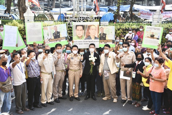 ‘เฉลิมชัย’รับกำลังใจจากเกษตรกรที่ได้รับผลกระทบจากโครงการรัฐ