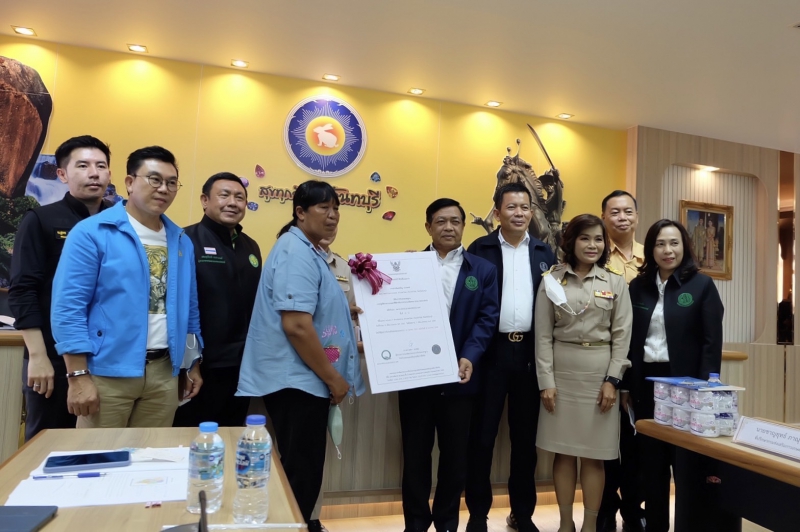 บอร์ดเกลือลงพื้นที่นาเกลือภาคตะวันออกส่งเสริมชาวสวนผลไม้ใช้ขี้แดดนาเกลือแก้ปัญหาปุ๋ยแพง