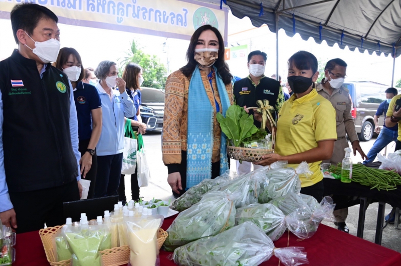 ‘รมช.มนัญญา’มอบอุปกรณ์การตลาดและเงินอุดหนุนกว่า