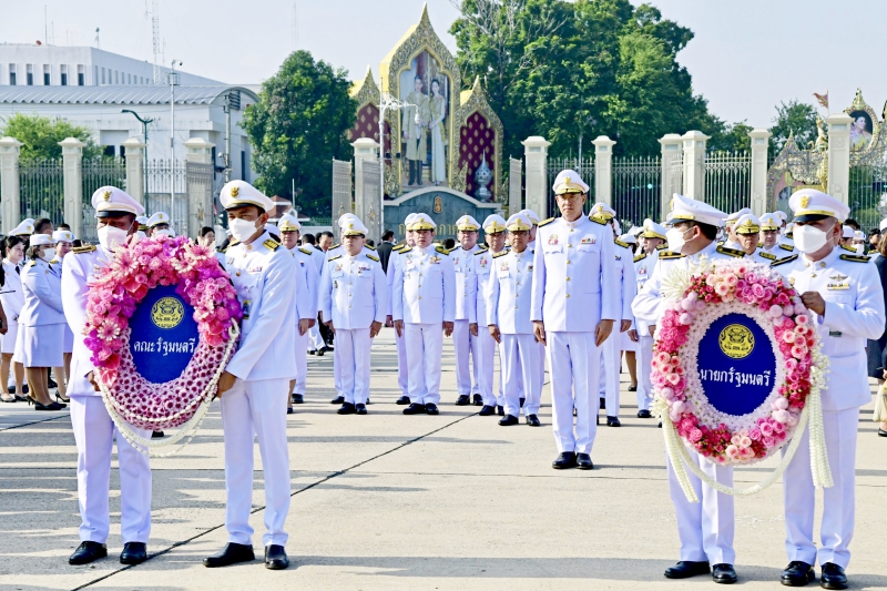 วางพวงมาลาในนามนายกรัฐมนตรี