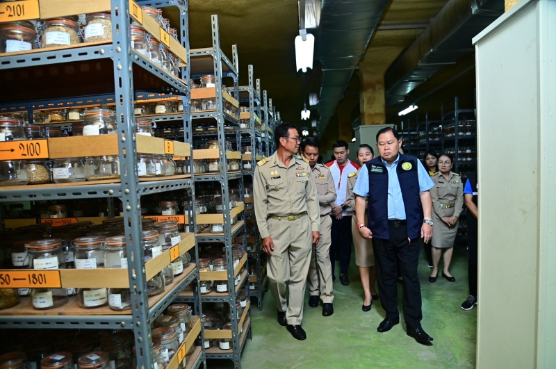 รมช.ไชยา เยี่ยมชมศูนย์วิจัยข้าวปทุมธานี