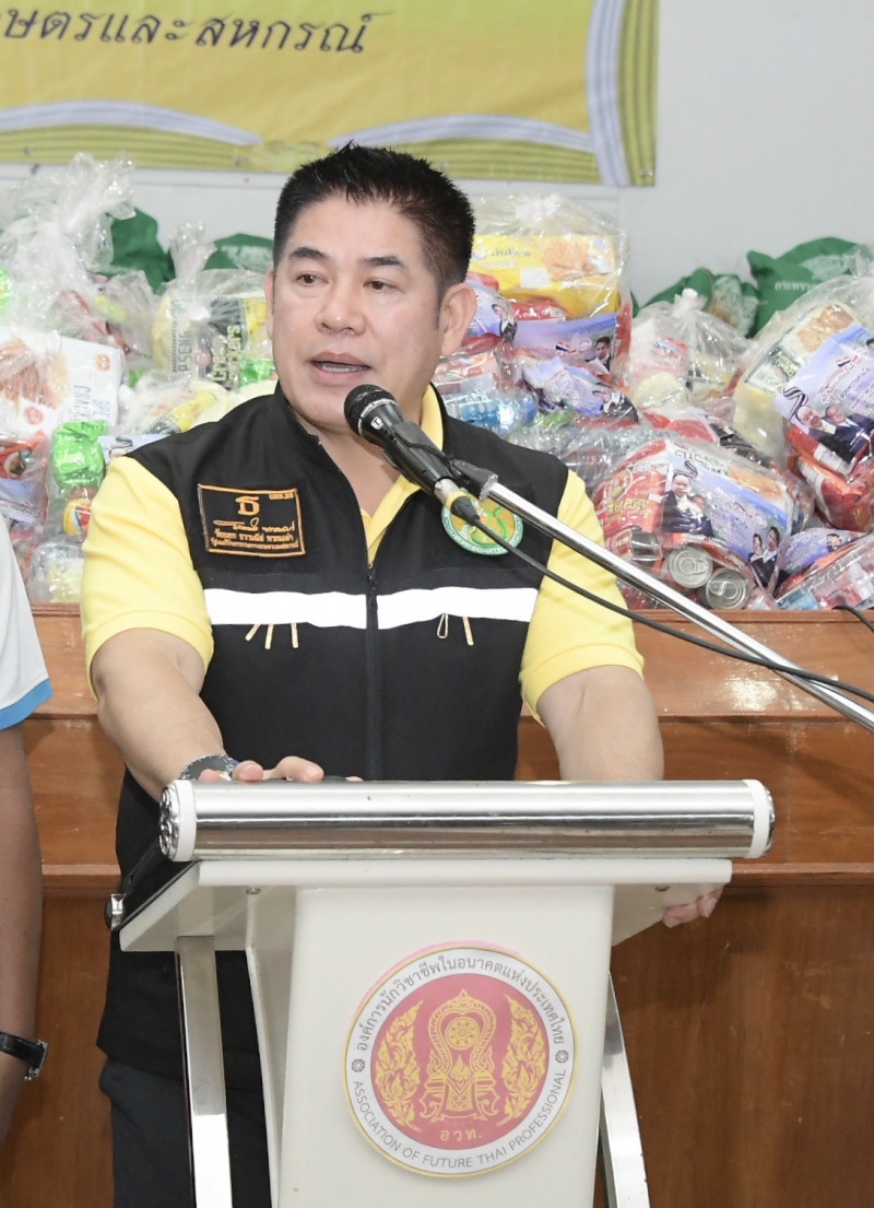 รัฐมนตรีเกษตรฯ“ธรรมนัส”ลงนราธิวาสมอบถุงยังชีพและให้ความช่วยเหลือผู้ประสบอุทกภัย