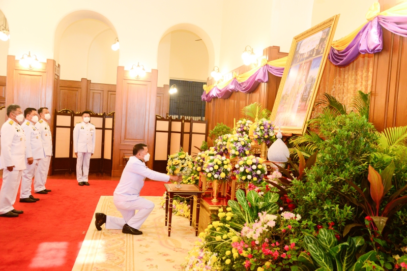 ปลัดเกษตรฯนำคณะผู้บริหารร่วมถวายแจกันดอกไม้