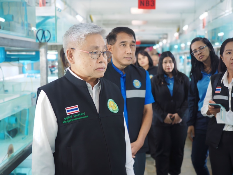ทปษ.รมว.เกษตรฯลงพื้นที่ตรวจเยี่ยมการเพาะพันธุ์ปลาสวยงามเพื่อการส่งออก
