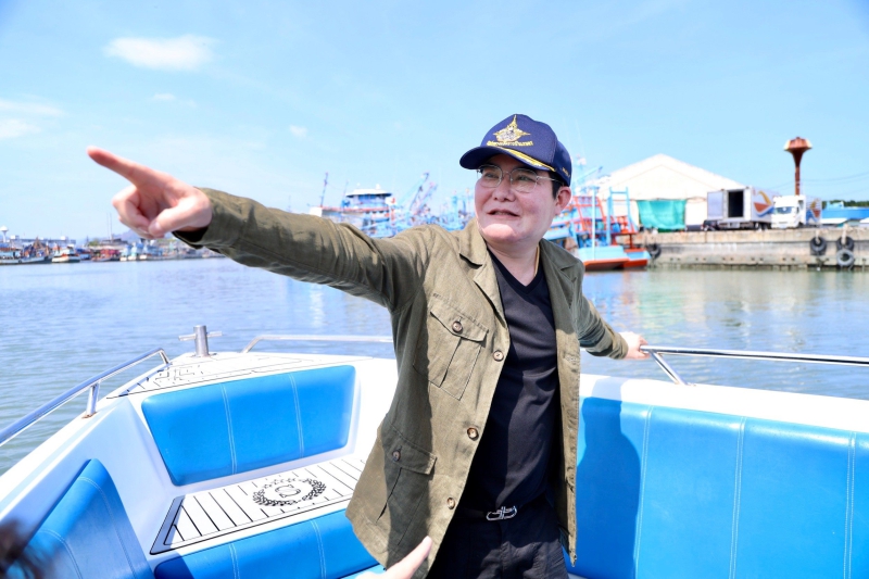 รมช.อัครามุ่งพัฒนาพื้นที่ท่าเทียบเรือประมงภูเก็ต