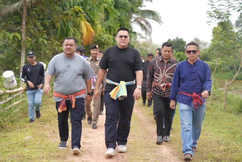 รมช.อามินทร์ ลงพื้นที่รับฟังปัญหาและติดตามผลการเพาะปลูกนาข้าวตำบลกายูคละ จังหวัดนราธิวาส...