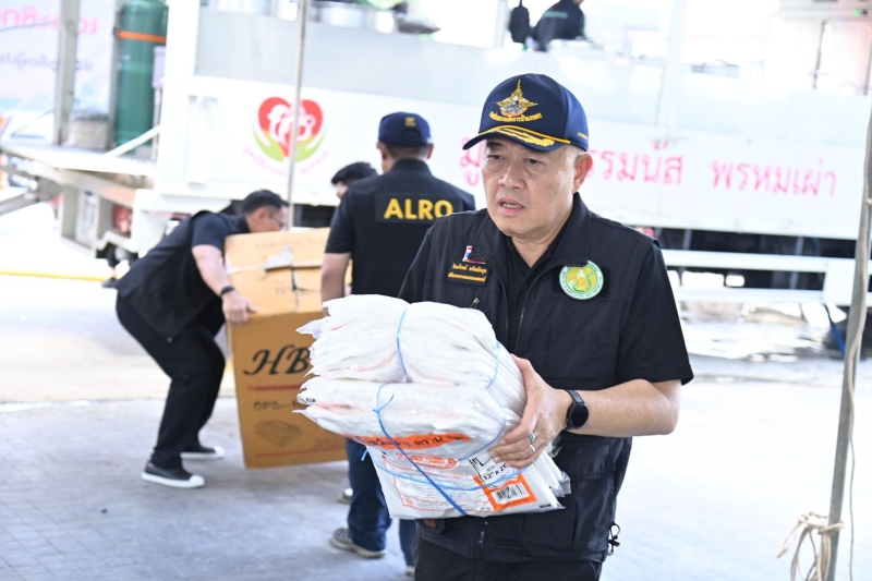 ปลัดเกษตรฯ ร่วมลงพื้นที่ อ.หาดใหญ่ จ.สงขลา พร้อมตั้งโรงครัวมูลนิธิ ปรุงอาหารส่งถึงมือชาวหาดใหญ่ เผย สั่งงดใช้เอกสารผู้ประสบภัยแล้ว ให้ผู้นำชุมชนรับรองแทน เยียวยาได้ทันที