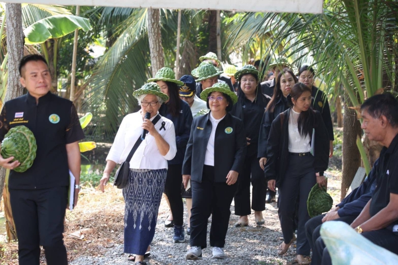 รองปลัดฯทัศนีย์ลงพื้นที่ตรวจข้อมูลผู้เข้ารับการสรรหาปราชญ์เกษตรของแผ่นดิน