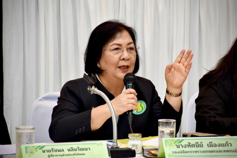 รองปลัดฯทัศนีย์ลงพื้นที่ตรวจข้อมูลผู้เข้ารับการสรรหาปราชญ์เกษตรของแผ่นดิน