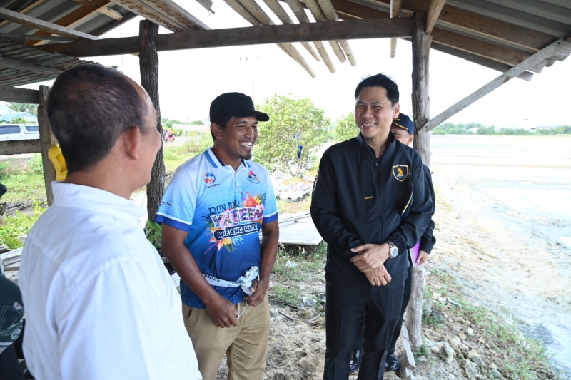 รองปลัดกฤษลงพื้นที่ติดตามสถานการณ์เกลือทะเล
