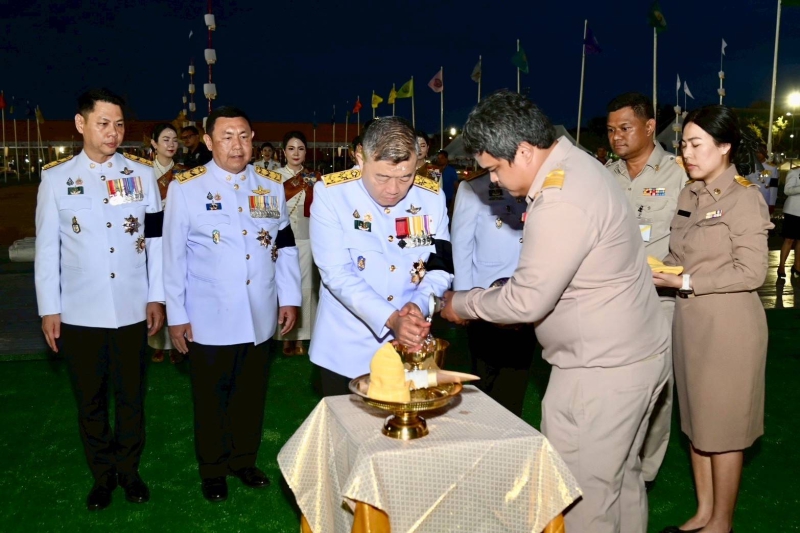 ปลัดเกษตรฯ ผู้ทำหน้าที่พระยาแรกนา พร้อมด้วยเทพีคู่หาบทองและเทพีคู่หาบเงิน ทำพิธีล้างมือพระยาแรกนา และเจิมหน้าพระโค