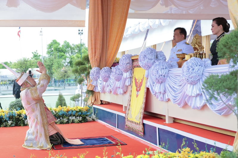 พระราชพิธีพืชมงคลจรดพระนังคัลแรกนาขวัญ ปีพุทธศักราช 2569 พระยาแรกนาได้เสี่ยงทายหยิบผ้าได้ 6 คืบ พยากรณ์ว่า น้ำจะน้อย นาในที่ลุ่มจะได้ผลบริบูรณ์ดี แต่นาในที่ดอนจะเสียหายบ้าง ได้ผลไม่เต็มที่ และพระโคกินถั่ว น้ำ หญ้า และเหล้า ผลาหาร ภักษาหาร จะอุดมสมบูรณ์ดี