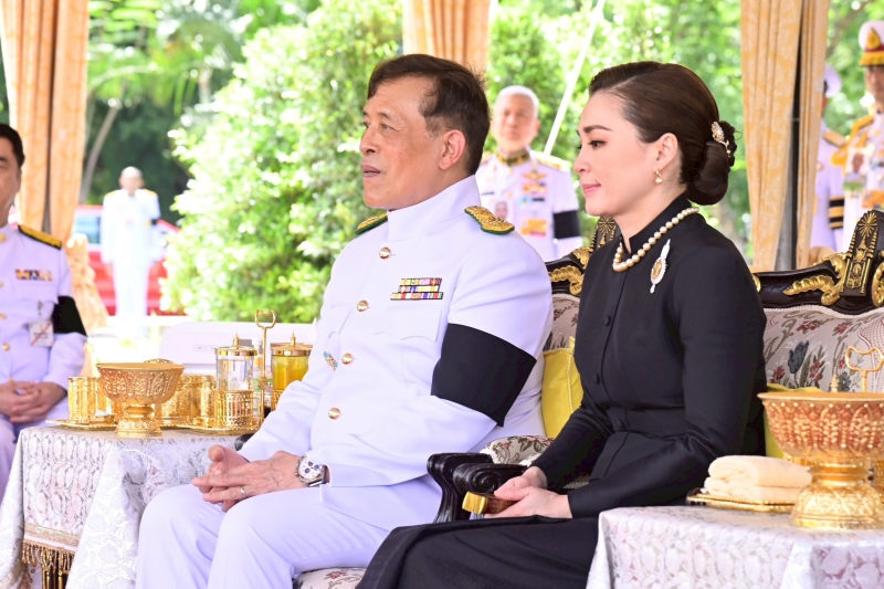 ปลัดเกษตรฯ ผู้ทำหน้าที่พระยาแรกนา พร้อมด้วยเทพีคู่หาบทอง และเทพีคู่หาบเงิน ประกอบพิธีหว่านเมล็ดพันธุ์ข้าวในแปลงนาทดลอง