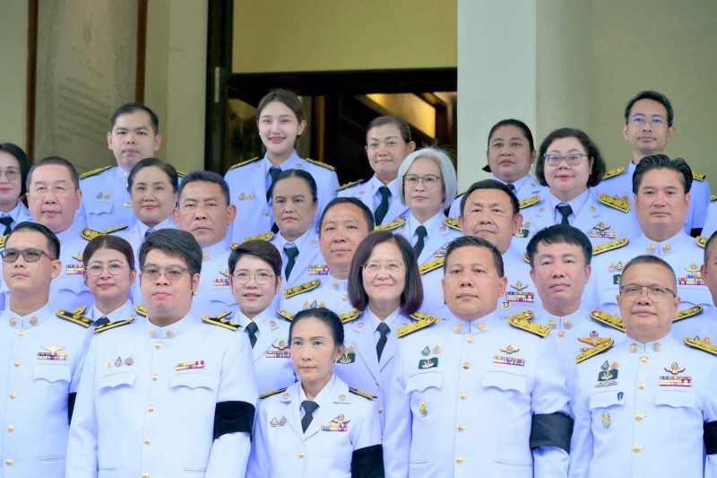 พิธีลงนามถวายพระพรชัยมงคลเบื้องหน้าพระฉายาลักษณ์