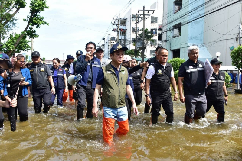 “สุริยะ”ลุยน้ำท่วมออเงินเร่งสูบน้ำคาดแห้งใน