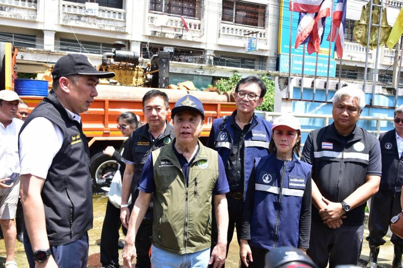 โฆษก กษ. แจ้ง  หลังติดตั้งเครื่องสูบน้ำให้การเคหะชุมชนออเงิน เขตสายไหม สามารถระบายน้ำที่ท่วมขังในพื้นที่ ลดลงประมาณ 10 เซนติเมตร พร้อมมอบปัจจัยยังชีพเพิ่มเติมแก่กลุ่มเปราะบางและผู้ป่วยติดเตียง