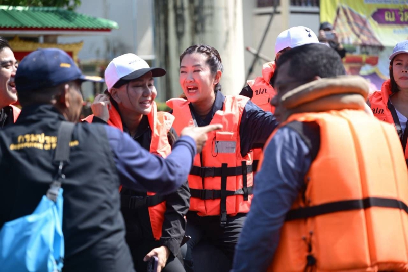 รมช.ปิยะรัฐชย์ ลงพื้นที่ให้กำลังใจและมอบถุงยังชีพแก่ประชาชน พร้อมติดตามสถานการณ์น้ำในพื้นที่จังหวัดฉะเชิงเทรา