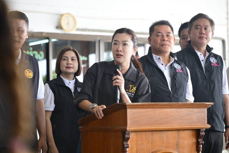 รมช.ปิยะรัฐชย์ ลงพื้นจังหวัดสุพรรณบุรี แจกถุงยังชีพแก่ผู้ประสบภัยน้ำท่วม 800 ชุด และรับฟังปัญหาความเดือดร้อนจากประชาชนใน...