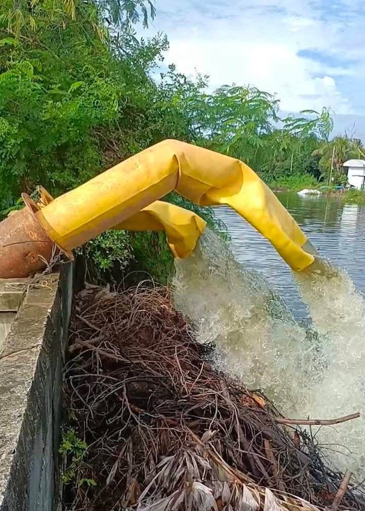 กรมชลฯ เดินหน้าเร่งระบายน้ำ เสริมเครื่องจักรพื้นที่เสี่ยง ลดผลกระทบประชาชน — ภาพที่ 2