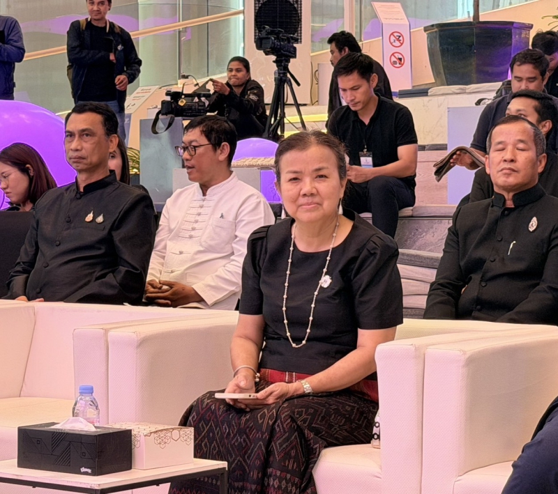 ผู้ตรวจราชการกระทรวงเกษตรและสหกรณ์ (ดร.วิลาวัณย์ ใคร่ครวญ) เข้าร่วมงานโครงการประชาสัมพันธ์และส่งเสริมการจำหน่ายผ้าไหมและผลิตภัณฑ์หม่อนไหมสัญจร