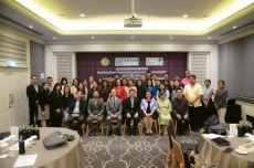 ผู้อำนวยการสำนักการเกษตรต่างประเทศกล่าวต้อนรับบนเวทีประชุม