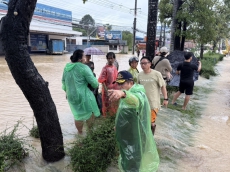“รองนายกฯธรรมนัส”ลุยวิกฤตน้ำท่วมหาดใหญ่