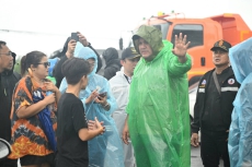 “รมช.อามินทร์”ช่วยหญิงท้องแก่ใกล้คลอด