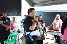 “รองนายกฯธรรมนัส”ตระเวนส่งของใช้จำเป็นให้ชาวหาดใหญ่