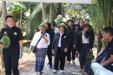 รองปลัดฯทัศนีย์ลงพื้นที่ตรวจข้อมูลผู้เข้ารับการสรรหาปราชญ์เกษตรของแผ่นดิน
