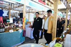 รมช.นเรศเยี่ยมชมการจัดงานสินค้าเกษตรทั่วไทย