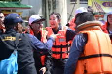 รมช.ปิยะรัฐชย์ลงพื้นที่ให้กำลังใจและมอบถุงยังชีพแก่ประชาชน
